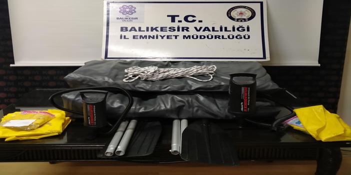 Balıkesir'de 11 düzensiz göçmen ve 2 göçmen kaçakçılığı şüphelisi yakalandı