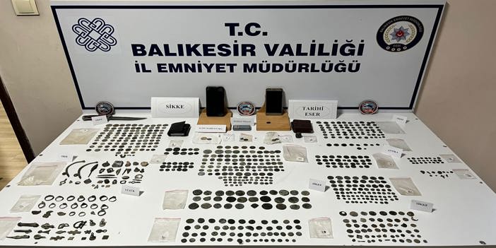 Balıkesir'de durdurulan araçta 720 parça tarihi eser ele geçirildi