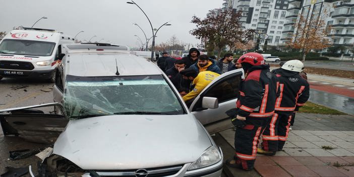 Malatya'da otomobil ile hafif ticari aracın çarpışması sonucu 1 kişi ölü, 2 kişi yaralandı