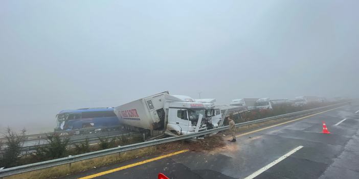 Şanlıurfa'da otobüs ve 2 tırın karıştığı kazada, 1 kişi öldü, 9 kişi yaralandı