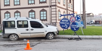 Samsun'da hafif ticari araçla scooter çarpıştı 2 kişi yaralandı