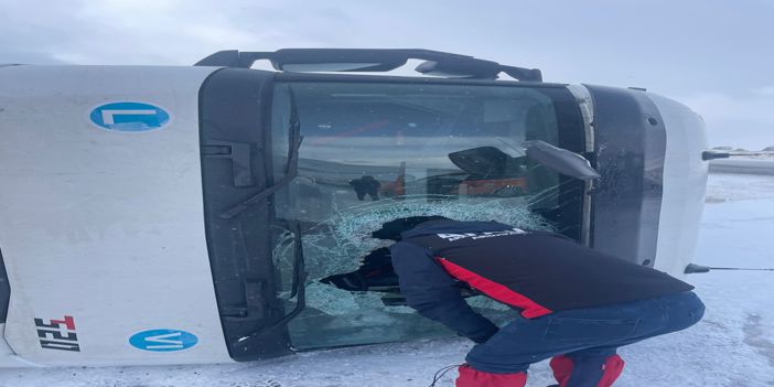 Ardahan'da devrilen tır, ulaşımı aksattı