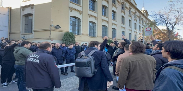 Mescide ayakkabı ile girmeye protesto