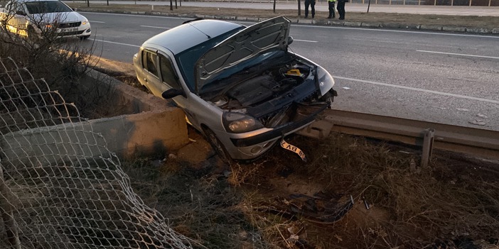 Sivas'ta bariyerlere çarpan otomobildeki 4 kişi yaralandı