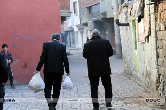 Yoksul ailelere siyasiler ulaşmalı