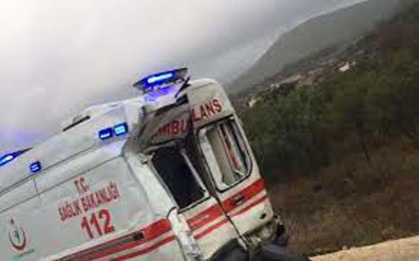 Ambulansa çarpan servis devrildi