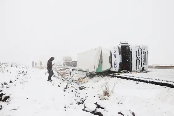 Diyarbakır'da muz yüklü TIR devrildi