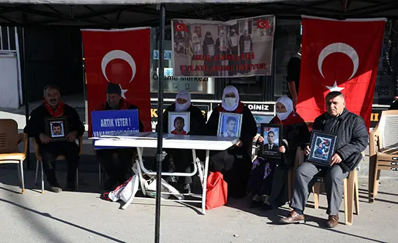 Muşlu aileler çocukları için HDP önündeki eylemlerini sürdürdü