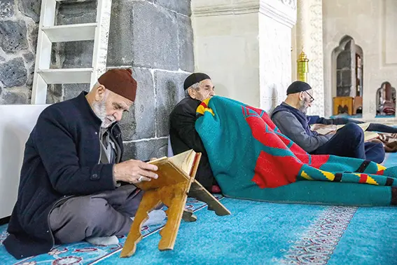 Tarihi cami misafirleri