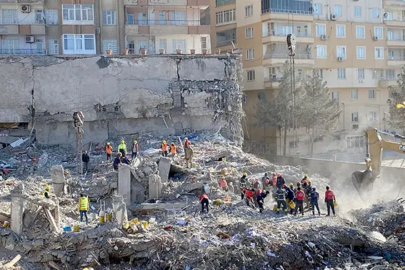 Önce çatırtı sonra yıkım!