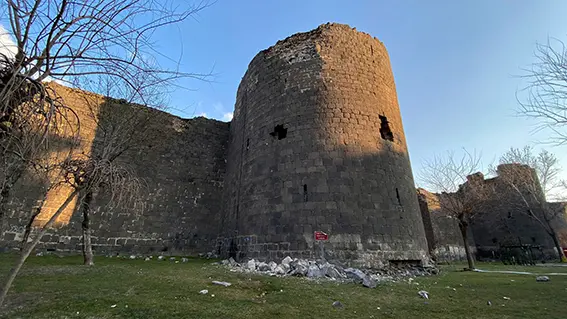 Önce terör şimdi deprem