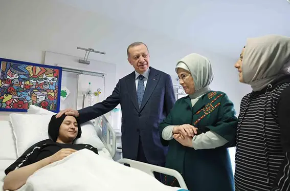 Cumhurbaşkanı Erdoğan, Aleyna'yı hastanede ziyaret etti