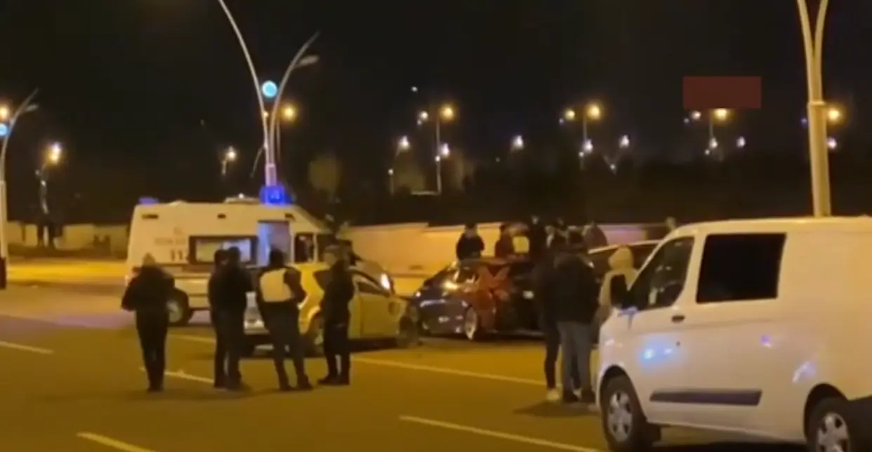 (Vİdeo) Diyarbakır'da yarışan iki otomobil park halindeki 4 otomobile çarptı