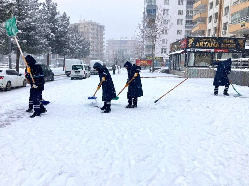 Kayapınar'da kar mücadelesi