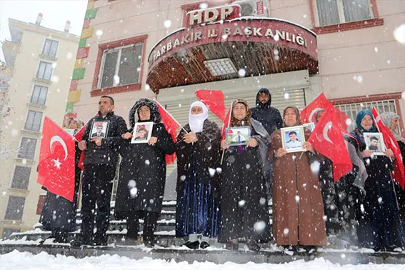 Kar altında evlat nöbeti