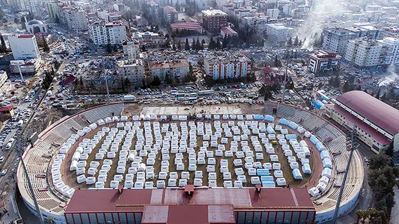 AFAD tarafından 12 Şubat Stadyumu'nda kurulan çadırkent dronla görüntülendi