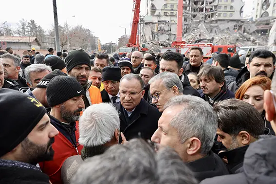 Kolonları kesilmiş