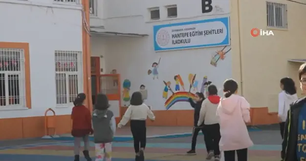 (Video) 40 gün aradan sonra Diyarbakır'da öğrenciler okuluna kavuştu