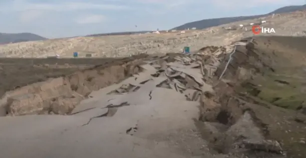 (Video) Hasar gören bazı yollarda çökme ve kayma oluştu