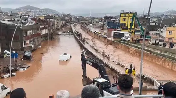 Depremden sonra sel felaketi vurdu