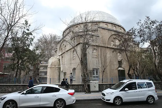 (Video) Şehitlik cami minaresi yıkıldı