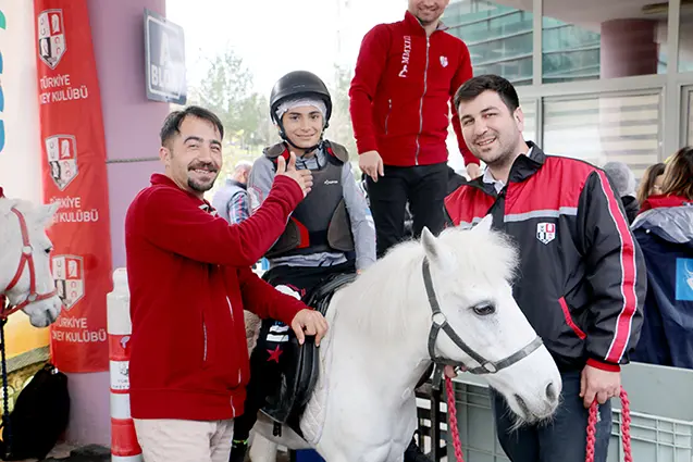 Yaraları sarmak için 4 nala koştular