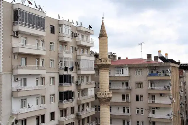 Hasarlı cami minaresi riskli