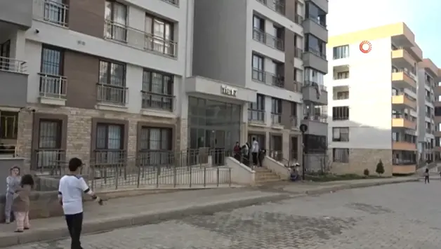 (Video) Ailesine kızdı evi yaktı