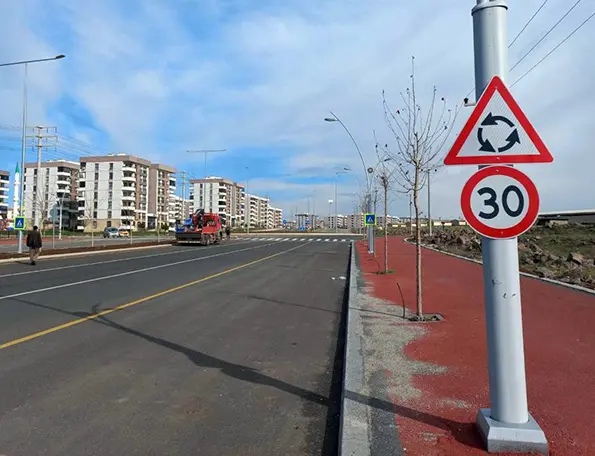 Diyarbakır'da yol güvenliği için trafik levhaları konuldu