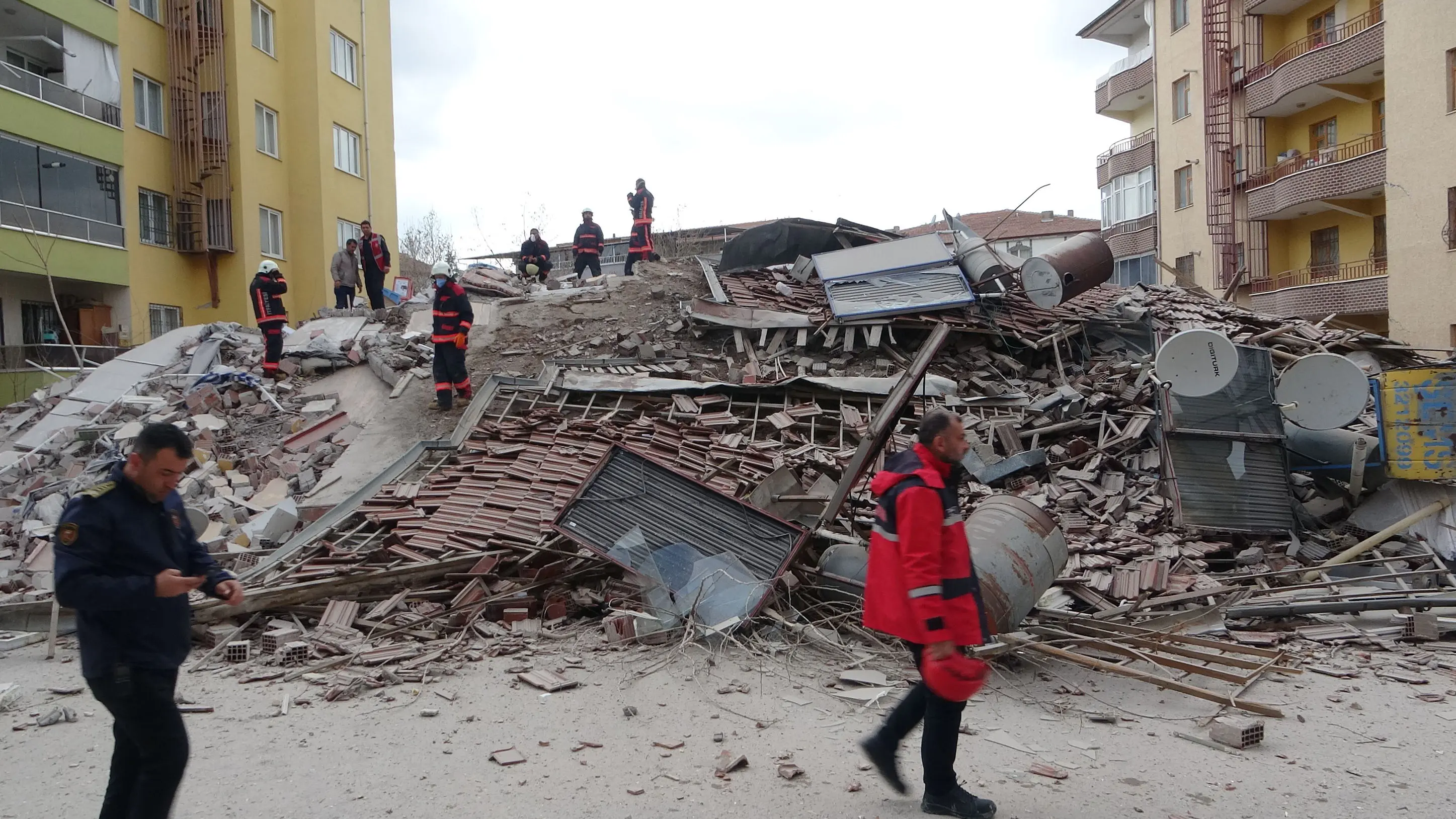 Malatya'da 5 katlı ağır hasarlı bina kendiliğinden çöktü