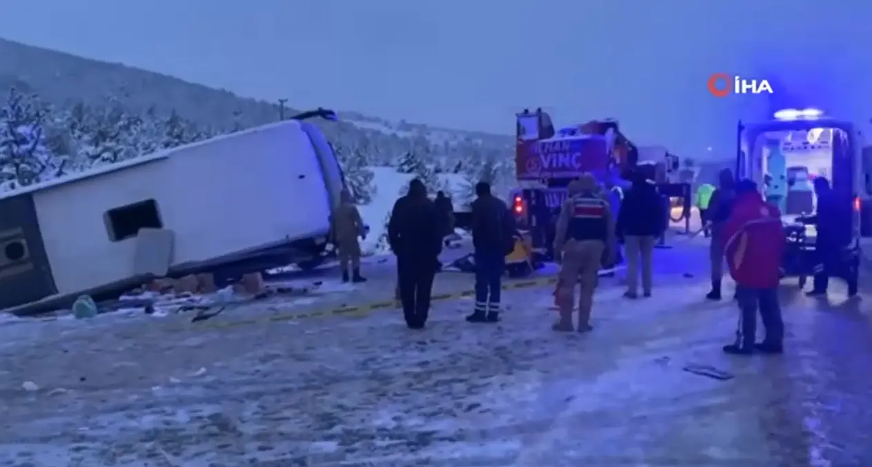 (Video) Erzincan ve Yozgat'ta yolcu otobüsü devrildi