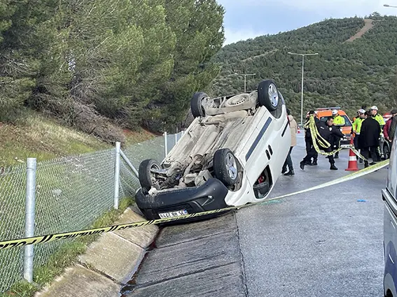 İzmir'de polisten kaçan aracın kaza yapması sonucu 2 kişi öldü