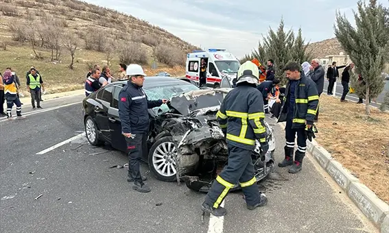 Mardin'de minibüs ve otomobilin çarpıştığı kazada 3'ü çocuk 6 kişi yaralandı