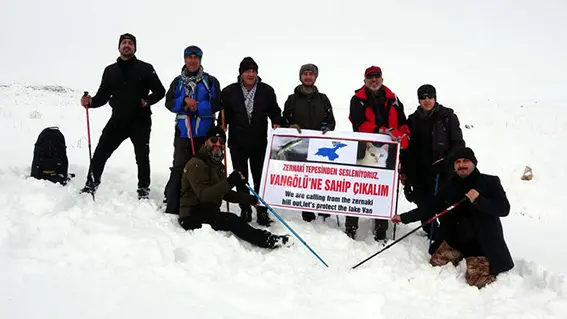 Kuraklığa dikkat çekmek için, Zernaki Tepe'ye tırmanıp pankart açtılar