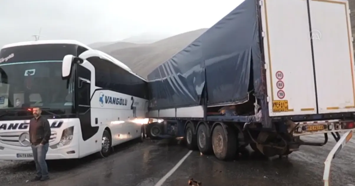 (Video)Hakkari'de feci kaza