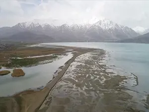 Yağışlara rağmen çekiliyor, Van Gölü'ndeki çekilme korkutuyor