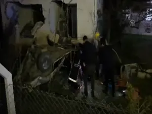 (Video) Kırıkkale'de yol kenarındaki eve çarpan otomobilin sürücüsü öldü