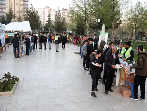 Cezayirliler Derneğinden Diyarbakır'daki Umut Kervanı iftar çadırına destek