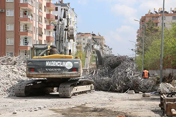 Diyarbakır’da enkaz kaldırma çalışmaları devam ediyor