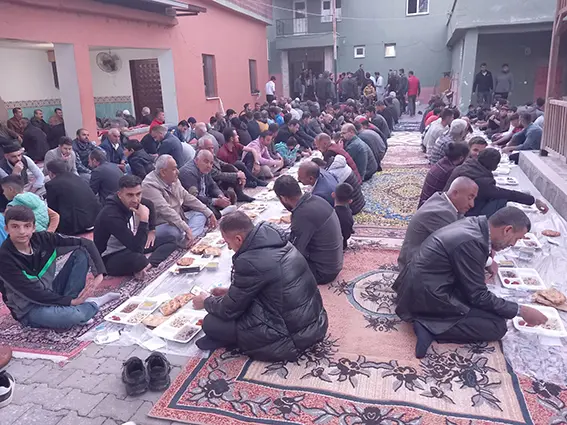 Medrese talebeleri iftarda