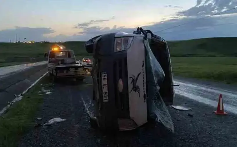 (Video) Diyarbakır'da yolcu minibüsü devrildi: 9 yaralı