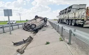 Diyarbakır’da hafif ticari araç takla attı: 1 yaralı