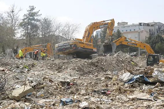 89 kişinin öldüğü Galeria İş Merkezinden yaklaşık 12 bin ton moloz çıkartıldı