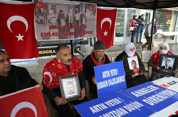 Muşlu aileler çocukları için HDP önündeki eylemlerini sürdürdü