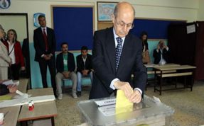 10. Cumhurbaşkanı Ahmet Necdet Sezer, Ankara'da oyunu kullandı