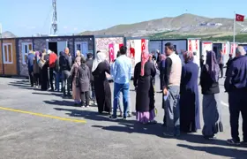 Depremden bölgesinde vatandaşlar sandık başında