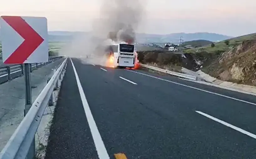 Yolcu otobüsü alev alev yandı