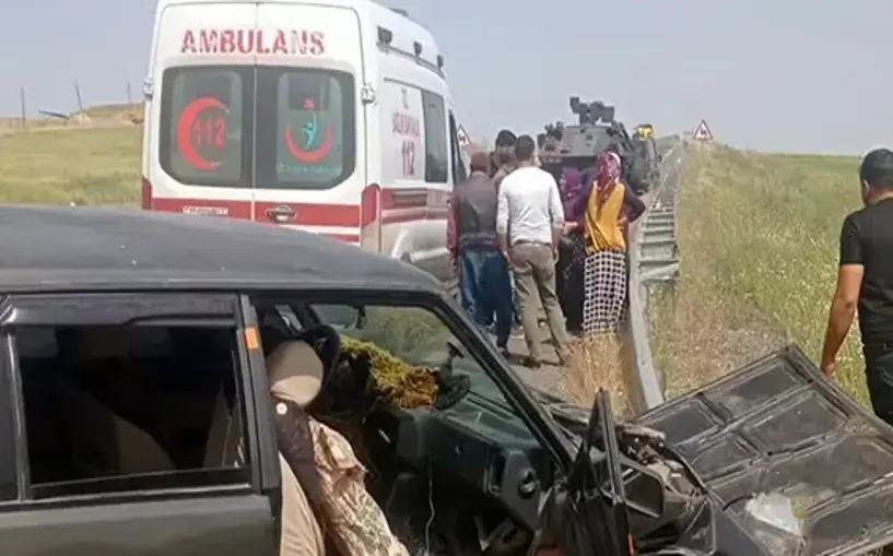 Diyarbakır'da otomobil bariyerlere çarptı: 3 yaralı