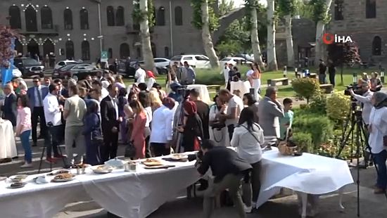 (Video) Diyarbakır’ın yöresel lezzetleri tarihi ilçede tanıtıldı