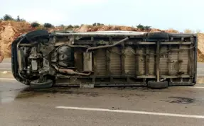 Mersin'de minibüs devrildi: 7 yaralı